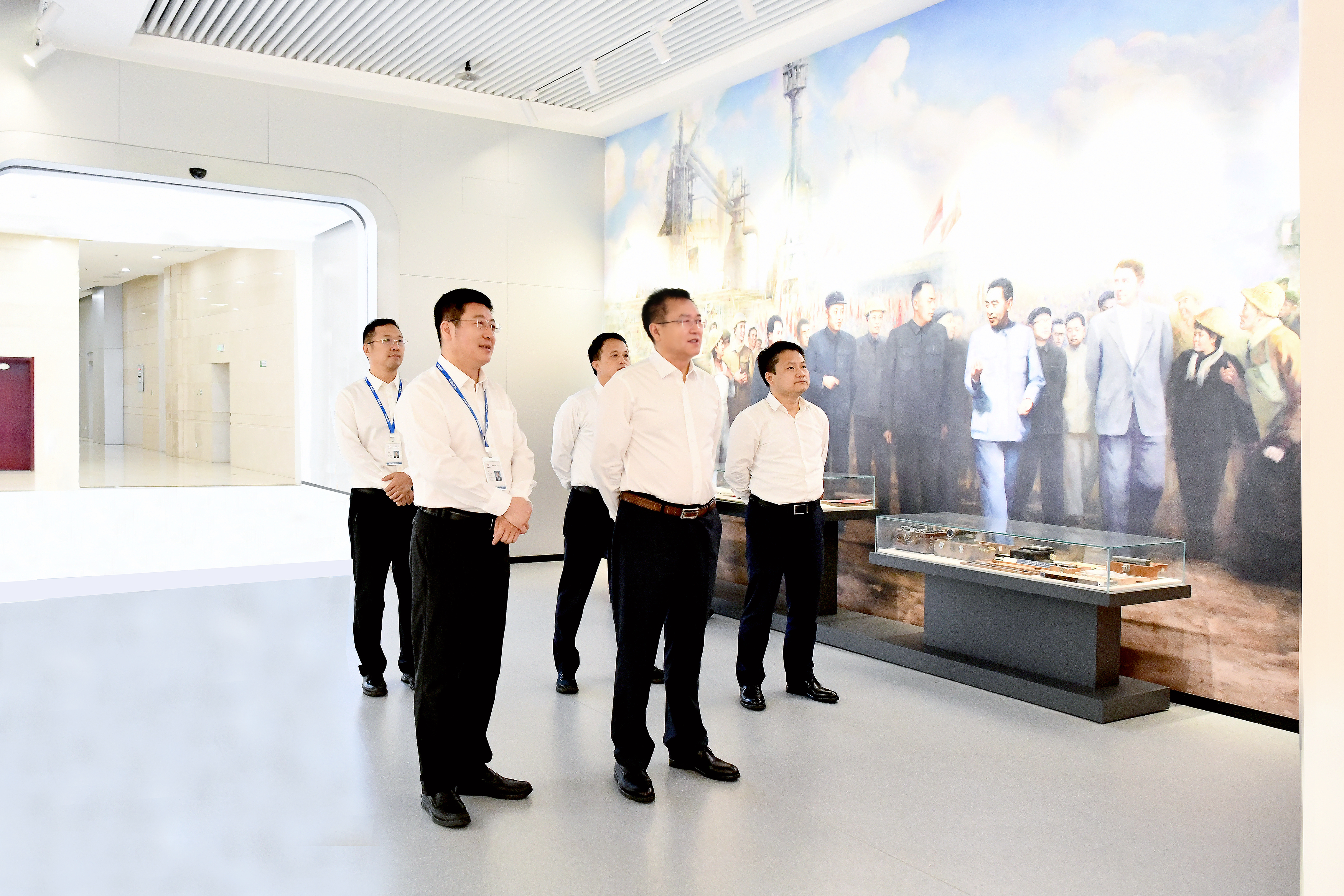 陳陽(yáng)參觀中國(guó)二冶企業(yè)展廳